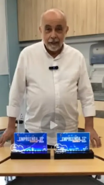 Paulo Cesar dando aula de prótese digital para turma de técnicos