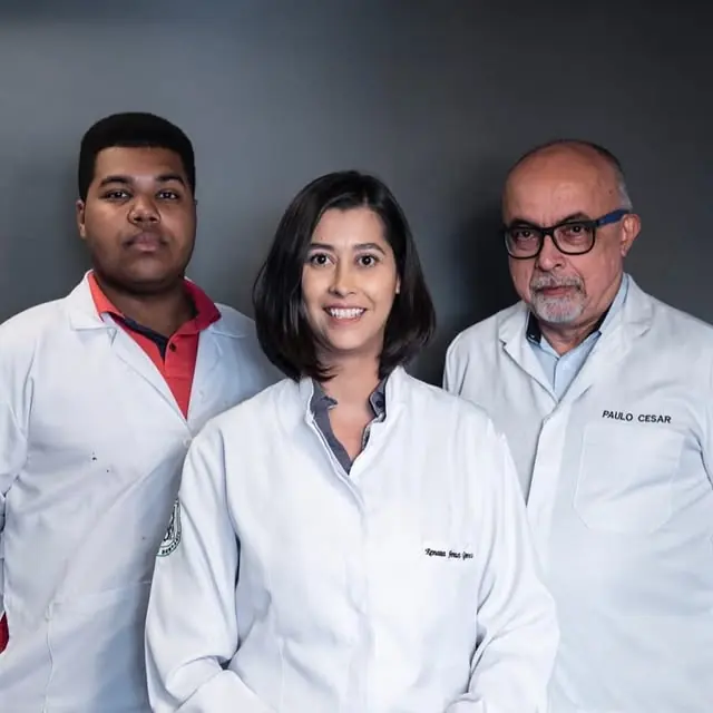 Paulo Cesar de Campos Murtinho com a equipe do PC Dental Lab de jaleco no laboratório