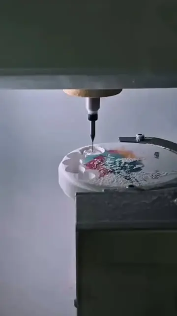 Fresadora CNC do PC Dental Lab usinando um disco durante a produção de uma peça protética