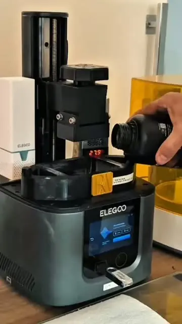 Estação de lavagem e pós-cura de peças impressas em 3D no laboratório